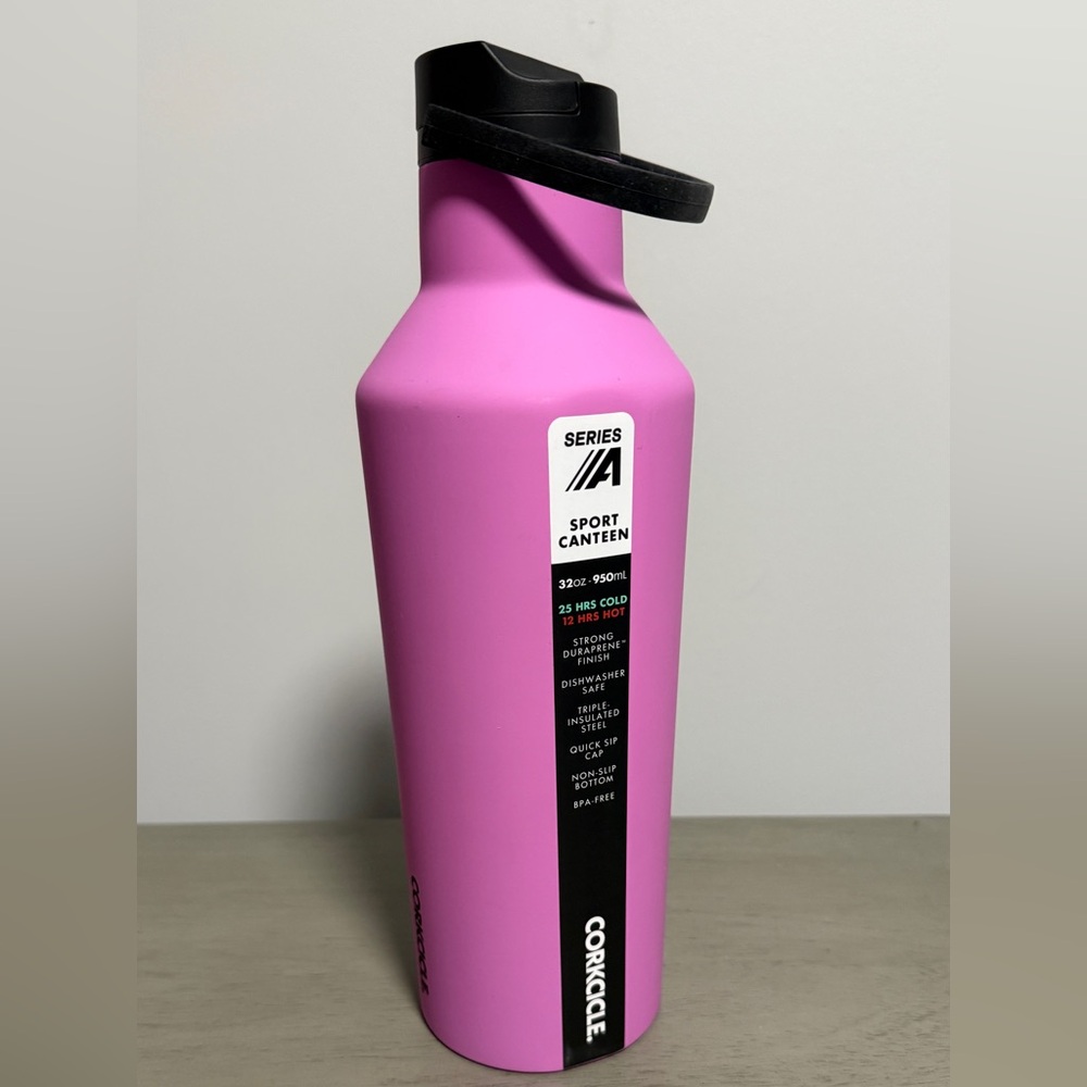 BNWT 32oz Corkcicle A series water bottle